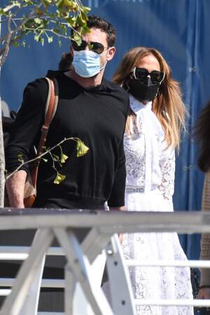Jennifer Lopez et son compagnon Ben Affleck, masque de protection et lunettes de soleil sur le nez