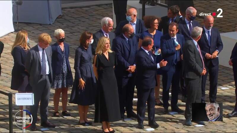 François Hollande et Julie Gayet entourés des membres du gouvernement à l'hommage national à Jean-Paul Belmondo dans la cour des Invalides, à Paris, le jeudi 9 septembre 2021.