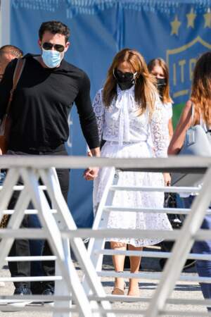 Jennifer Lopez et Ben Affleck arrivent main dans la main à Venise