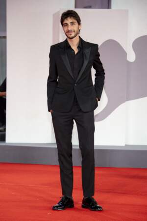 Ben Attal, très élégant en costume et chemise noire à la première de "Les Choses Humaines" au 78ème Festival International du Film de Venise (Mostra), le 9 septembre 2021.