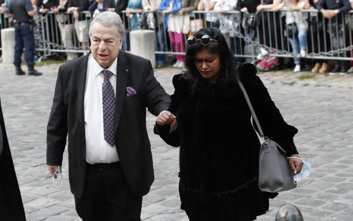 L'homme d'affaires Paul-Loup Sulitzer et sa compagne Supriya Answya Devi Rathoar à leur arrivée aux obsèques de Jean-Paul Belmondo, à l'église Saint-Germain-des-Prés, à Paris, le 10 septembre 2021