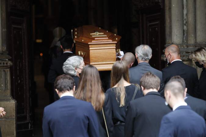 Le cercueil de Jean-Paul Belmondo pénètre dans l'église Saint-Germain-des-Prés, à Paris, le 10 septembre 2021