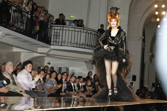 Mylène Farmer sur le podium du défilé de la collection Jean Paul Gaultier Haute Couture Automne-Hiver 2011/2012