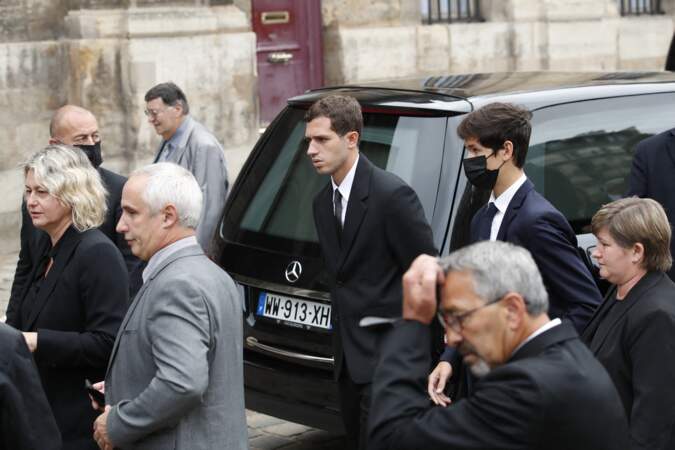 Luana Belmondo, suivie de son fils Victor, aux obsèques de Jean-Paul Belmondo, à l'église Saint-Germain-des-Prés, à Paris, le 10 septembre 2021