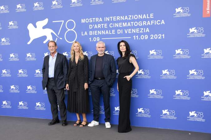 Vincent Lindon, Sandrine Kiberlain, Stéphane Brizé et Marie Drucker lors du photocall du film "Un autre monde" à Venise