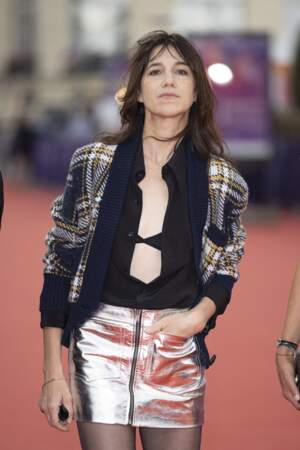 Charlotte Gainsbourg portait lors du Festival de Deauville une chemise et un gilet tout en laissant apparaître sa lingerie.