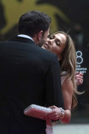 Ben Affleck enlace Jennifer Lopez sur le tapis rouge, à Venise ce vendredi 10 septembre