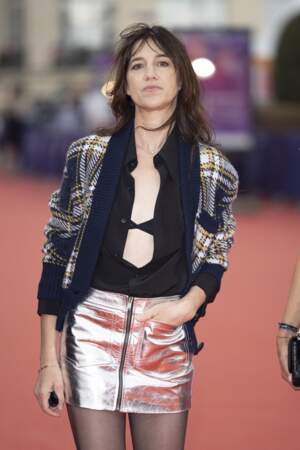 Charlotte Gainsbourg portait une jupe métallisée et une chemise ouverte lors du Festival de Deauville.