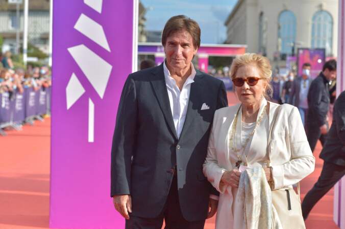 Sylvie Vartan et Tony Scotti devant les photographes lors de la cérémonie de clôture du 47e Festival de Deauville, le 11 septembre 2021. 