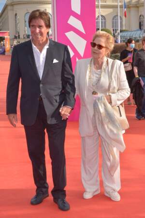 Sylvie Vartan et Tony Scotti sont apparue avec un ensemble de smoking noir et blanc lors de la cérémonie de clôture du 47e Festival de Deauville, le 11 septembre 2021. 