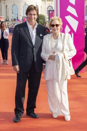 Sylvie Vartan et Tony Scotti prennent la pose lors de la cérémonie de clôture du 47e Festival de Deauville, le 11 septembre 2021. 