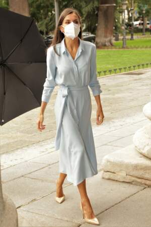 La reine Letizia d'Espagne a rivalisé d'élégance dans une robe chemise bleu layette pour assister au vernissage de l'exposition, à l'occasion des 40 ans de la Fondation des amis du Prado, à Madrid, le 13 septembre 2021.