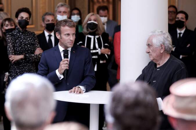Le président de la République Emmanuel Macron a salué l'œuvre "patriotique, libre et éphémère" de Daniel Buren, ce lundi 13 septembre 