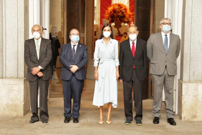 Aux côtés du ministre de la Culture et des Sports, le président du Conseil royal d’administration du Musée, le président de la Fundación Amigos del Museo del Prado et le directeur, Letizia d'Espagne a capté tous les regards dans son look casual-chic, au musée du Prado, à Madrid, le 13 septembre 2021.