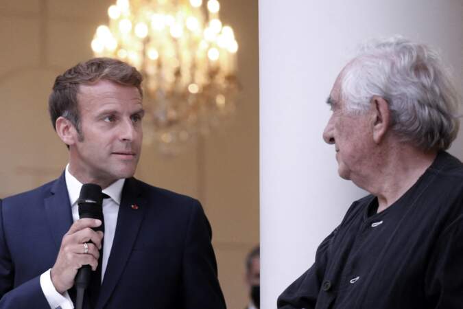 Le président Emmanuel Macron a salué le travail de Daniel Buren, figure majeure de l'art contemporain français, en inaugurant son œuvre "Pavoisé : travail in situ" dans le jardin d'hiver de l'Élysée, le 13 septembre 2021