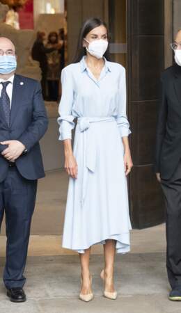 La reine Letizia d'Espagne a rivalisé d'élégance dans une robe chemise bleu layette pour assister au vernissage de l'exposition, à l'occasion des 40 ans de la Fondation des amis du Prado, à Madrid, le 13 septembre 2021.