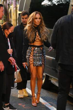  Jennifer Lopez dévoile un corps parfait dans une tenue à lacets signée David Koma.