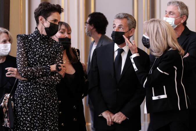 Farida Khelfa, l'ancien président Nicolas Sarkozy et la première dame, Brigitte Macron discutent après l'inauguration de "Pavoisé : travail in situ", de Daniel Buren
