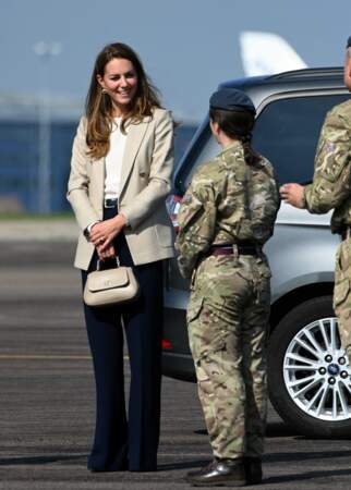 Kate Middleton dans un look très sobre, en bleu, blanc et beige