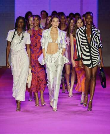 Cette Fashion week new-yorkaise signe le grand retour de la top Gigi Hadid depuis la naissance de sa fille : ici chez Brandon Maxwell pour la collection Printemps été 2022 