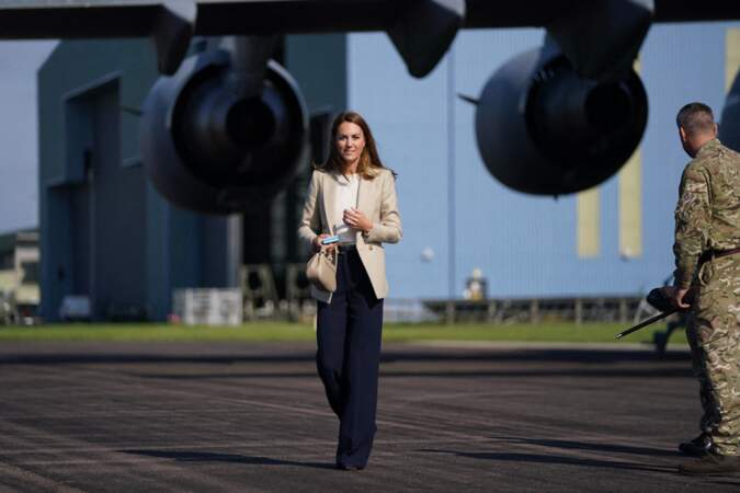 Kate Middleton affiche un look très business girl en longue veste de blazer et pantalon large pour visiter la RAF Brize Norton, le 15 septembre 2021.