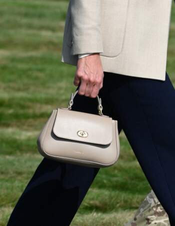 Kate Middleton avec un sac porté main signé de la marque Tusting