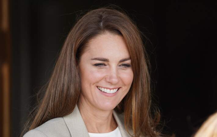 Cheveux longs et parfaitement lisses, coiffés sur le côté, Kate Middleton ne laisse rien au hasard dans sa coiffure pour cette rencontre militaire.