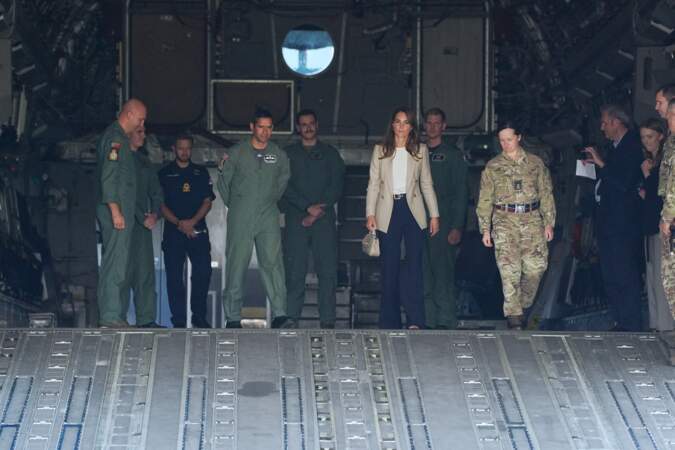 Kate Middleton visite seule, sans William, la RAF Brize Norton.