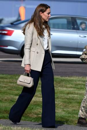 Kate Middleton, lookée avec sa longue veste de blazer Reiss d'une valeur de 285£