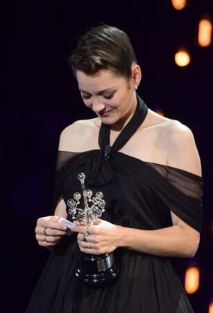 Marion Cotillard très émue après avoir reçu le prix Donostia qui récompense sa carrière. 