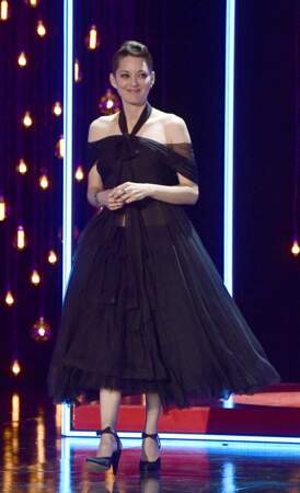 Marion Cotillard monte sur scène lors du 69ème Festival international du film de San Sebastian pour recevoir son prix. 