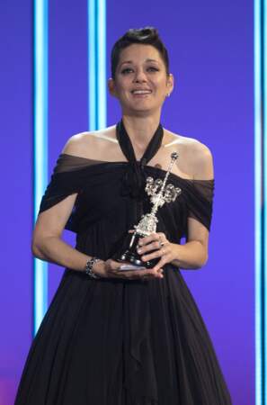 Marion Cotillard portant le prix Donostia, le 17 septembre 2021.