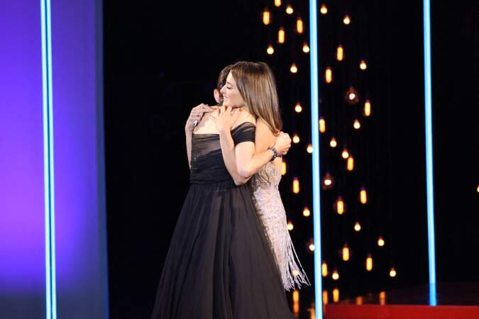 Penelope Cruz a remis le prix Donostia à Marion Cotillard, le 17 septembre 2021. 
