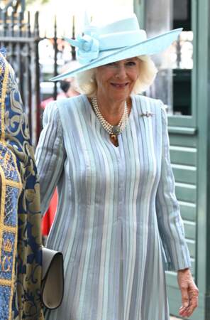 Ce dimanche 19 septembre, Camilla Parker Bowles était ravissante avec son collier de perles et son chapeau bleu. 