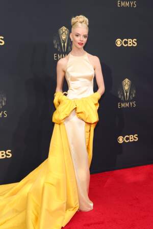 Anya Taylor-Joy en robe Dior Haute-Couture mixant jaune vif et jaune pale