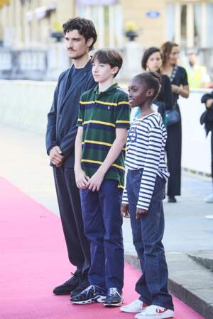 Père et fille ont posé en famille sur le tapis rouge du Festival international du film de San Sebastian, ce samedi 18 septembre 2021, aux côtés du jeune acteur Joseph Engel, pour la présentation du film La Croisade.