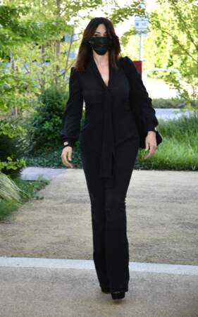 Monica Bellucci en blazer et jean assortis, lors de sa venue à Venise, le 28 août 2021