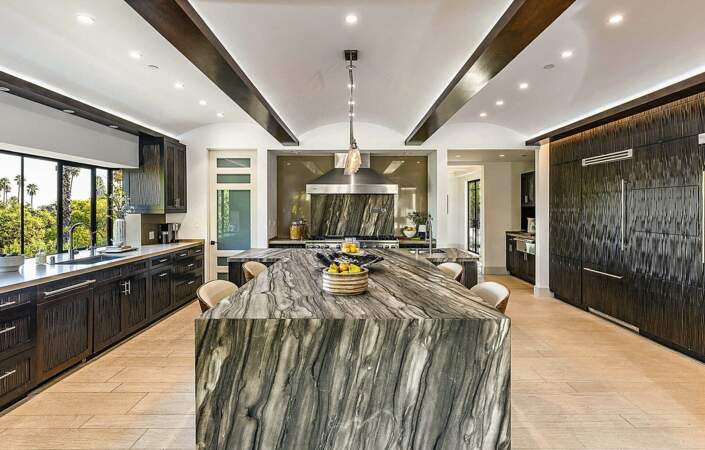 Cette villa de Los Angeles met à disposition une cuisine toute équipée avec un îlot central entièrement réalisé en marbre gris anthracite.