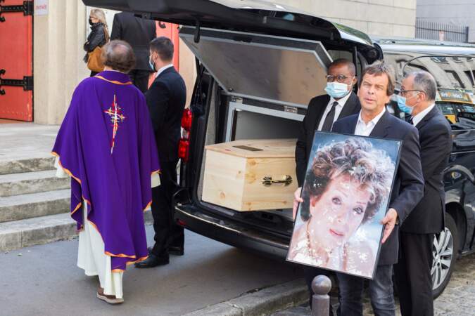 Le cercueil de Marthe Mercadier s'apprête à faire son entrée au sein de l'église Saint-Hélène, à Paris, le 21 septembre 2021 