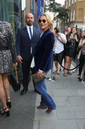 Kate Moss toujours aussi stylée en veste en velours et jean, bottines.