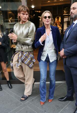 Kate Moss mixe veste en velours et chemise,  à Londres le 21 septembre 2021