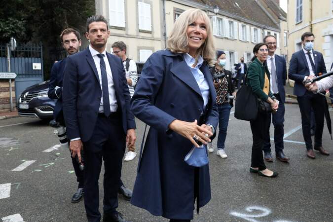 Brigitte Macron mise sur du bleu et un look très masculin/féminin.