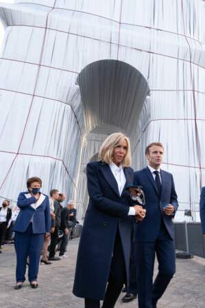 Brigitte Macron en manteau long bleu marine et top blanc pour visiter l'Arc de Triomphe empaqueté par Christo, le 16 septembre 2021.