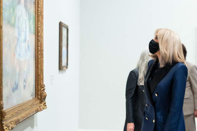 Brigitte Macron lors de l'inauguration de l'exposition "La collection Morozov, icônes de l'art moderne" à la Fondation Louis Vuitton à Paris le 21 septembre 2021.