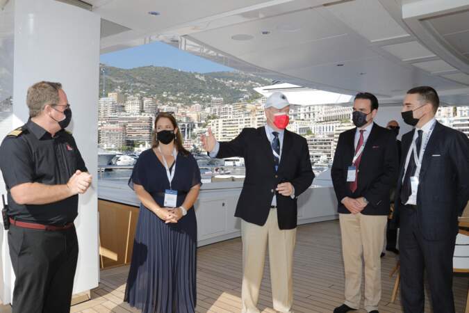 Le prince Albert II de Monaco bien entouré lors de l'inauguration du Monaco Yacht Show le 24 septembre