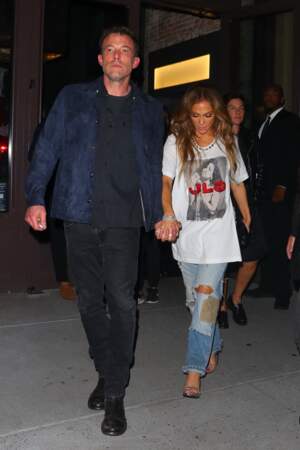 Jennifer Lopez paraissait sûre d'elle avec ce tee-shirt à son image. 