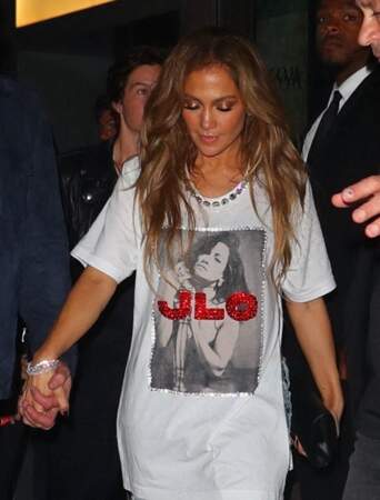A la sortie du club Zero Bond, la chanteuse portait un tee-shirt à son effigie. 