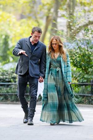 Ben Affleck et Jennifer Lopez en total look carreaux avec une robe longue et un long manteau, tous les deux signés Dior