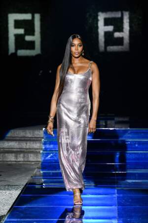 Naomi Cambell défile pour Fendi by Versace