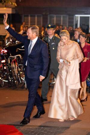 Le roi Willem Alexander et la reine Maxima des Pays-Bas dont la main est protégée depuis un léger accident